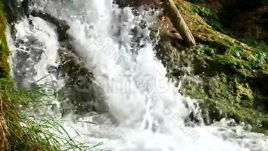 详细查看美丽的瀑布在普利<strong>特</strong>维国家公园，克罗地亚